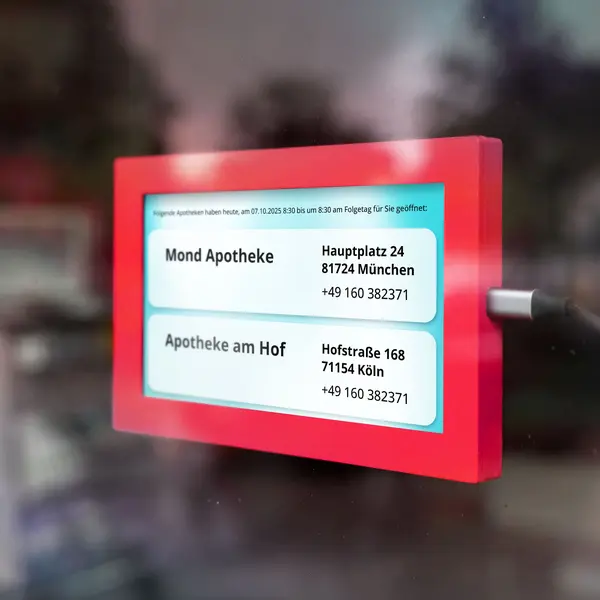 Notdienstdisplay Apotheke im Schaufenster